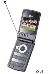 LGs erster Versuch: Das DVB-T-Handy HB620T verkaufte sich rund 500.000 Mal, aber das Diplay macht Fu&szlig;ball zum M&auml;usekino